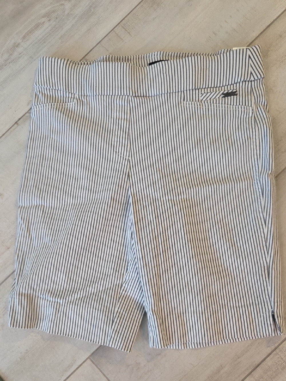 Jones New York Stretch Bermuda Shorts Gray And White